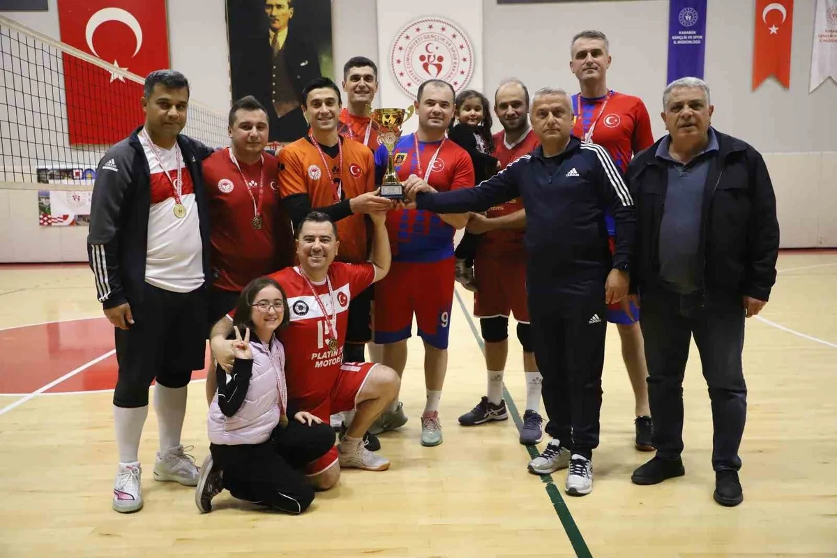 Karabük'te Kamu Spor Oyunları voleybol finalini Jandarma-Emniyet karma takımı kazandı