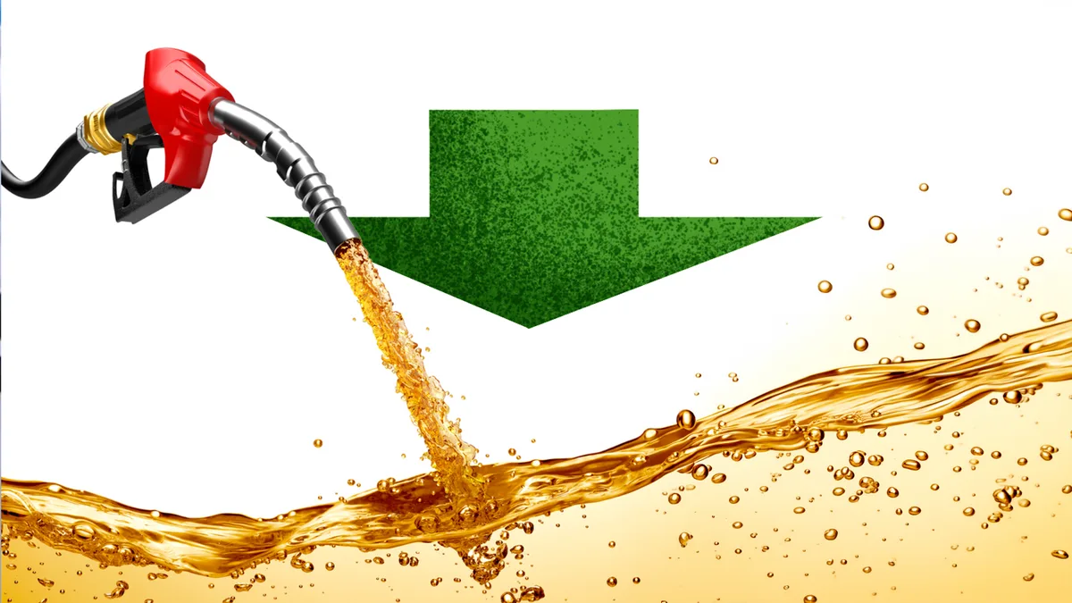 Sektör kaynakları perşembe günü benzine 3 TL 35 kuruşluk indirim bekliyor
