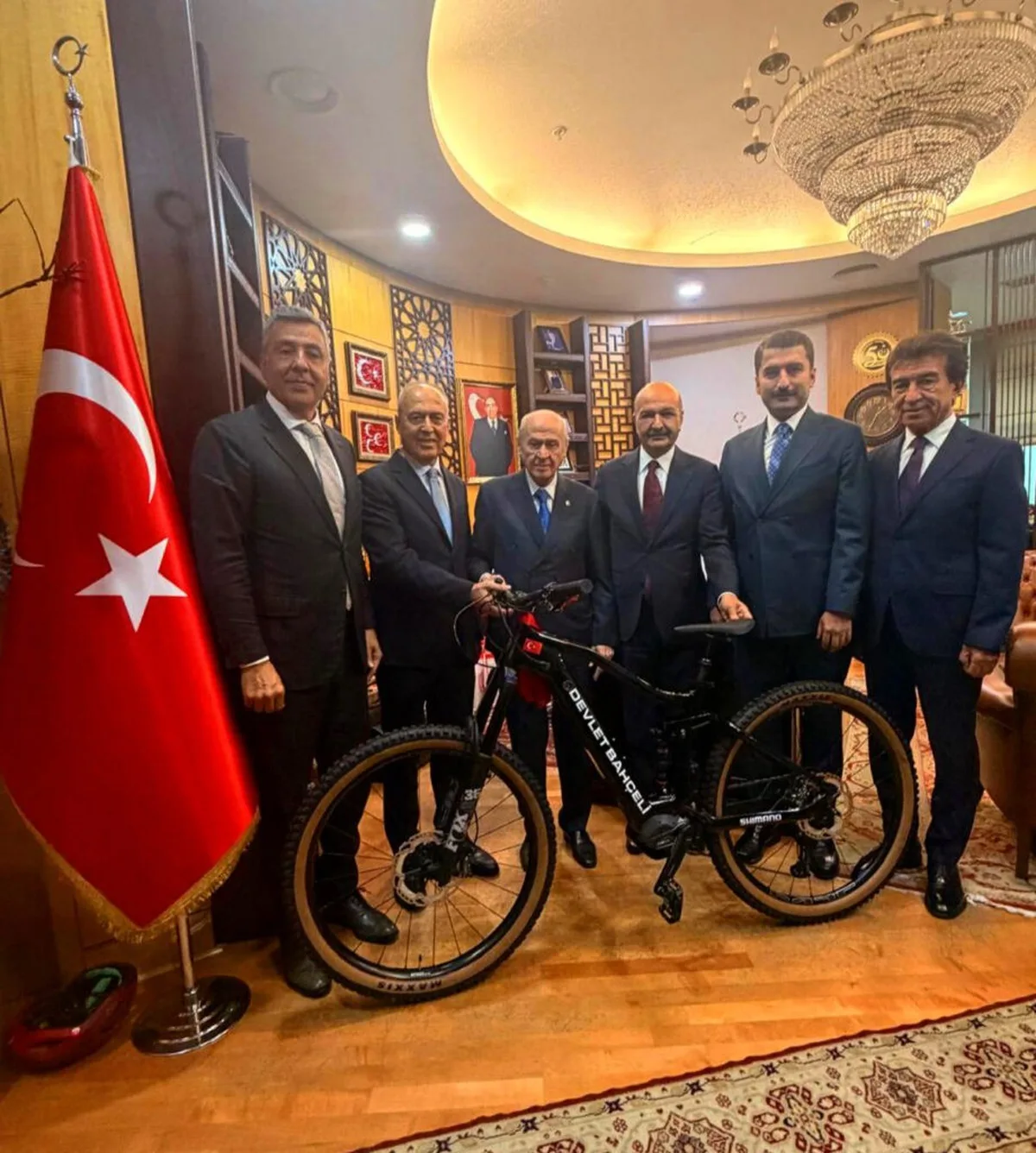 Türkiye Bisiklet Federasyonu heyeti, MHP lideri Bahçeli'ye nezaket ziyareti yaptı