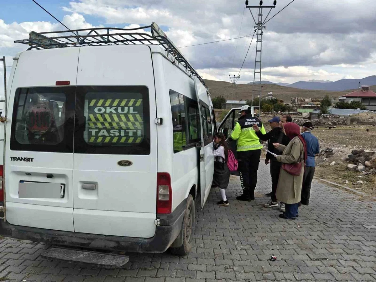 Iğdır'da jandarma 16 okulda bin 217 öğrenciye trafik kurallarını anlattı.