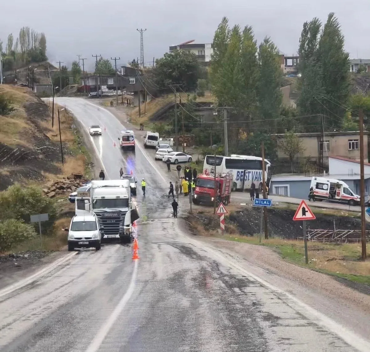 Şırnak Uludere'de otobüsle tır çarpıştı, 1'i ağır 15 kişi yaralandı