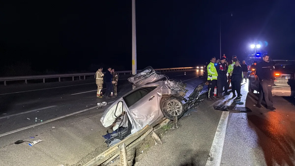 Çanakkale'de otomobil aydınlatma direğine çarptı, sürücü ve yanındaki kişi öldü