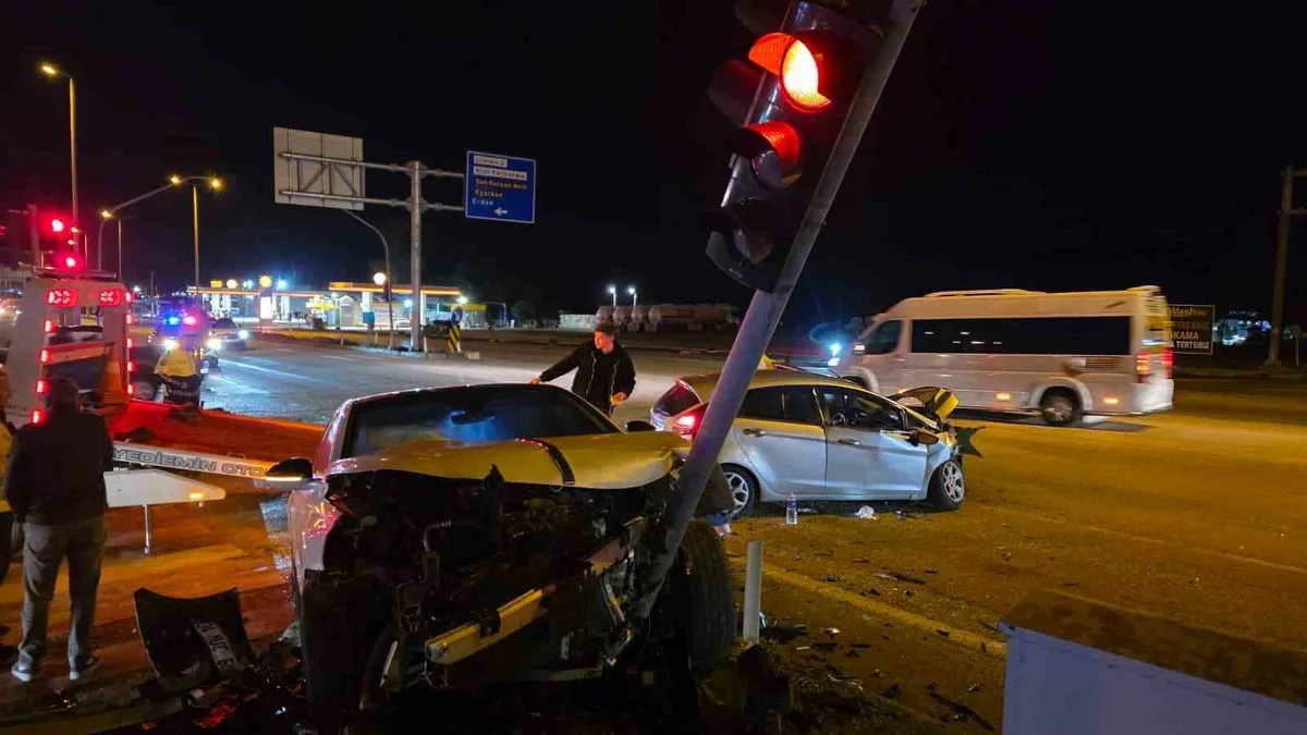 Bandırma'da Hastane Kavşağı'nda iki otomobil çarpıştı, 3 kişi yaralandı