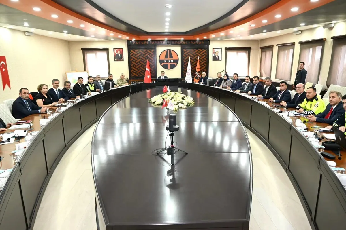 Erzurum'da trafik güvenliği kurulu toplandı, Vali Baruş 2024-2027 planını vurguladı