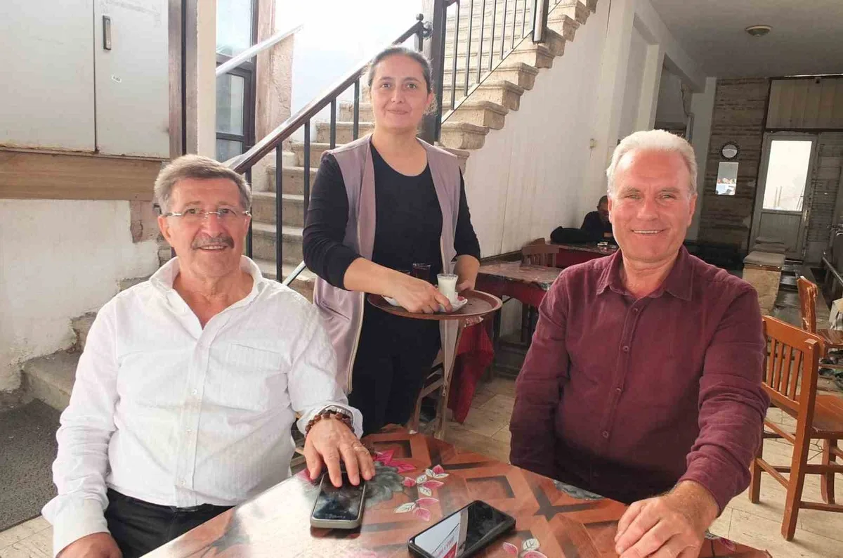 Burhaniye'de kahvehanelerde süt servisi başladı, günlük tüketim 15 litreyi buldu