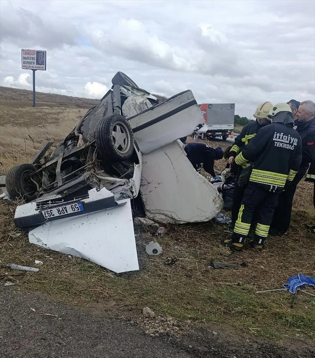 Tekirdağ Muratlı'da otomobil tarlaya devrilince 1 kişi öldü, 3 kişi yaralandı.