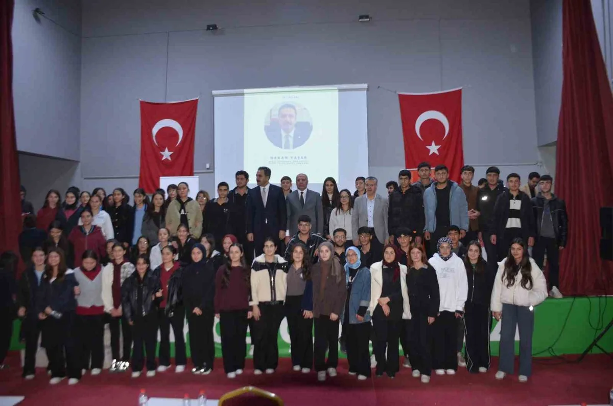 MSB Daire Başkanı Hakan Yaşar, Bulanık'ta öğrencilerle tecrübelerini paylaştı