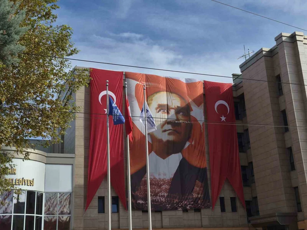 Eskişehir'de 29 Ekim hazırlığı kapsamında kamu binalarına dev Türk bayrakları asıldı