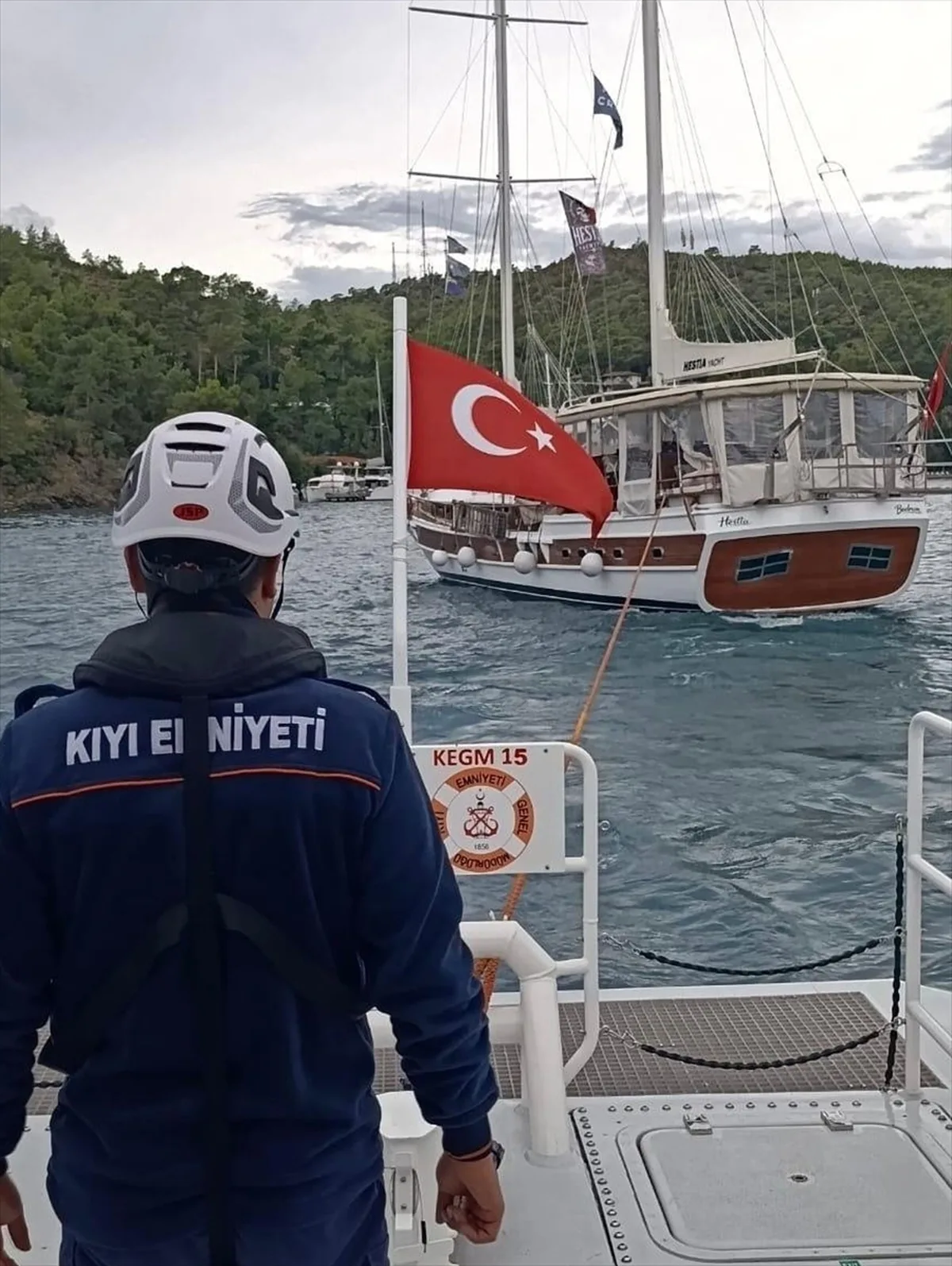 Muğla Fethiye açıklarında sürüklenen 24 metrelik teknedeki 2 kişi kurtarıldı