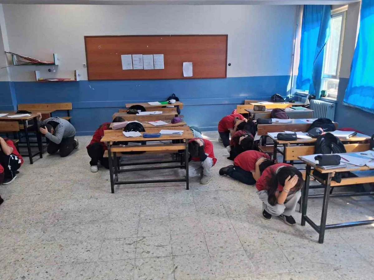 Manisa Sarıgöl'deki ortaokulda deprem tatbikatı, Çök-Kapan-Tutun ile yapıldı
