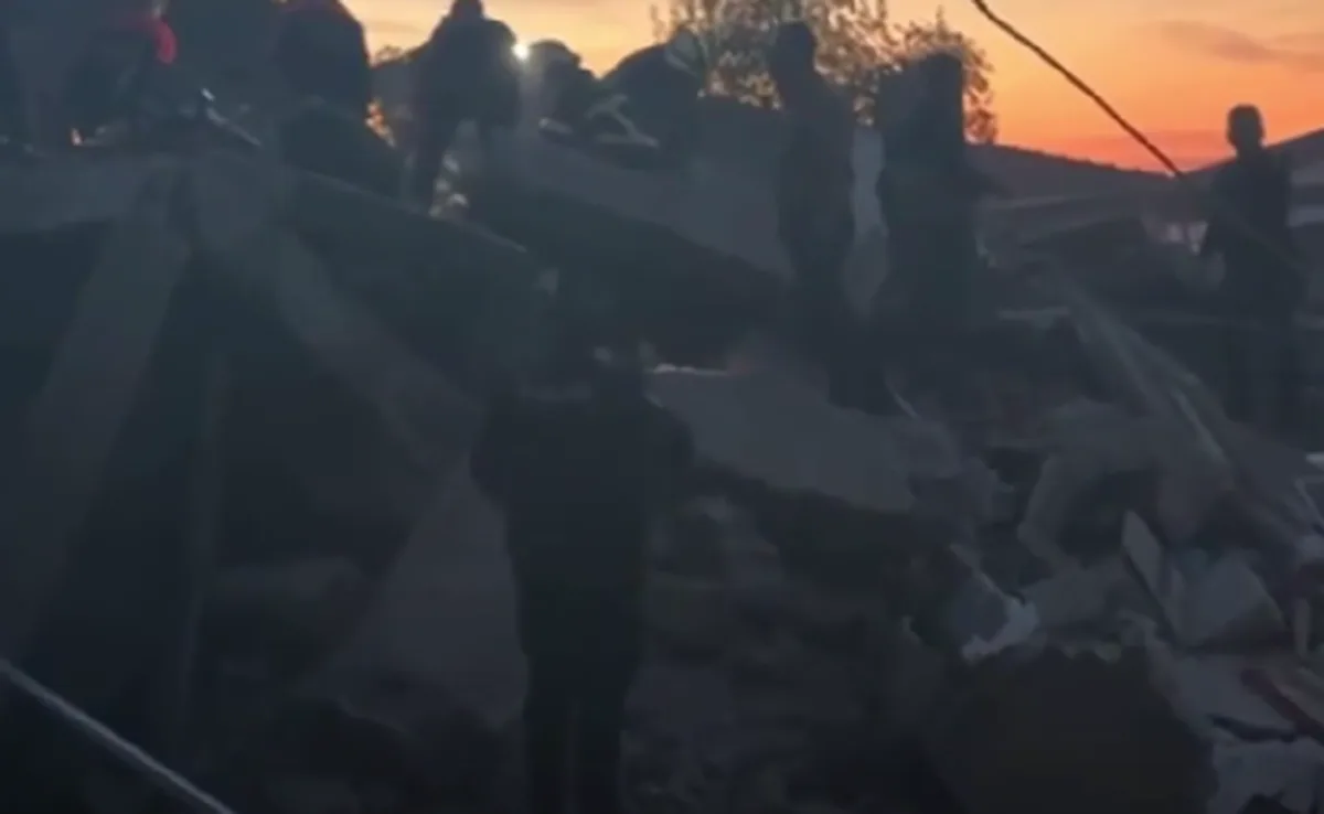 Zonguldak'ta çöken 2 katlı binada bir kişi öldü, bir kişi yaralı kurtarıldı