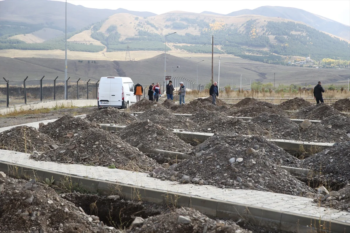 Erzurum Palandöken'de mezar kazısında bulunan top mermisi polisçe teslim alındı