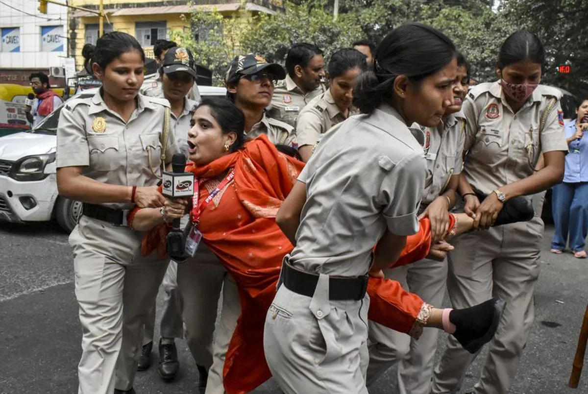 Yeni Delhi'de protestoları izleyen 30'dan fazla gazeteci gözaltına alındı