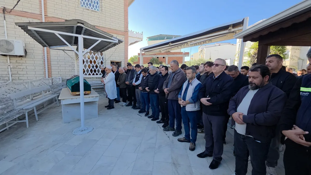 Bursa Karacabey'de boğazı kesilerek öldürülen Gökçe Alkan (18) toprağa verildi