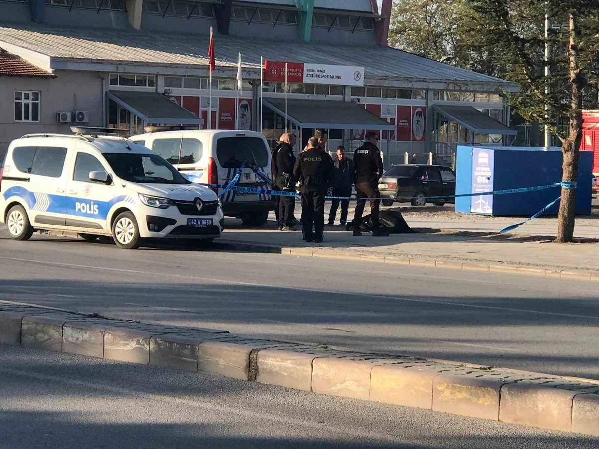 Konya Ereğli'de sabah kaldırımda hareketsiz yatan bir kişi ölü bulundu