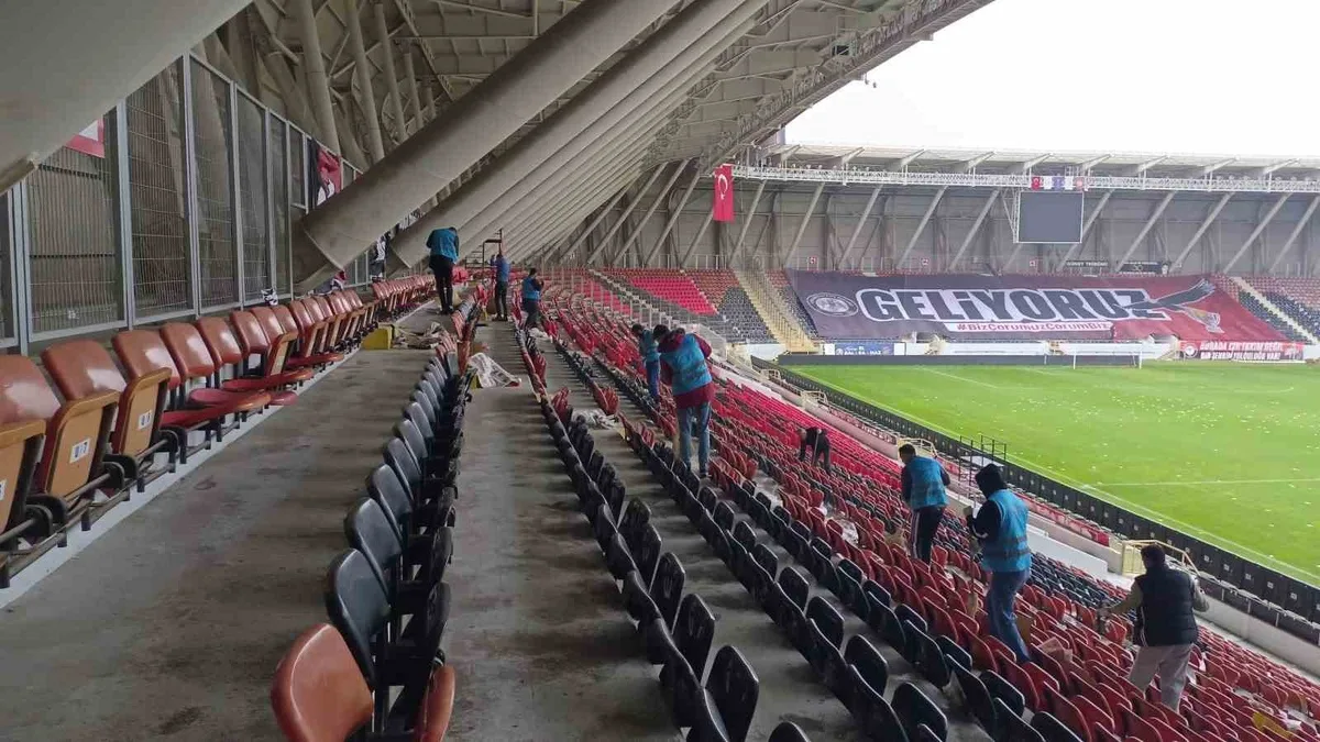 Çorum'da denetimli serbestlik yükümlüleri stadyum ve okulları ücretsiz temizledi