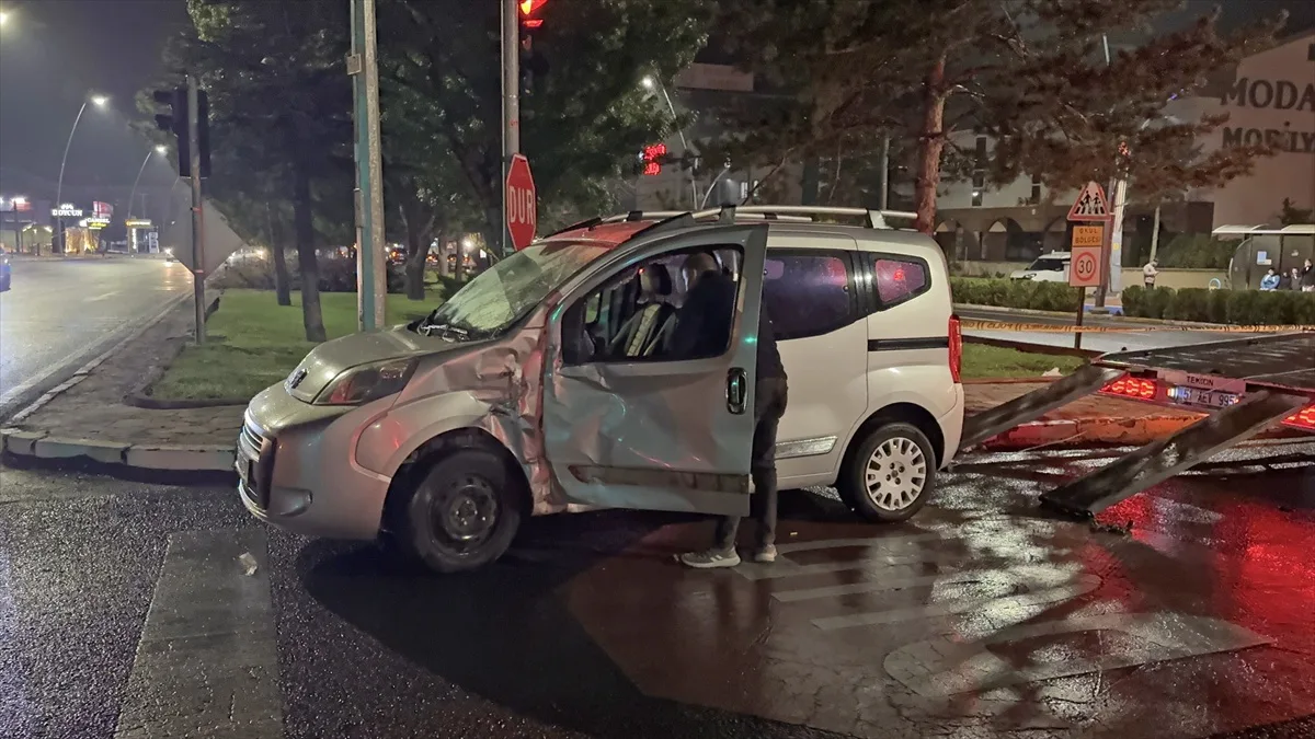 Niğde Bor'da araçla çarpışan motosikletteki 2 kişi öldü, 1 kişi ağır yaralandı