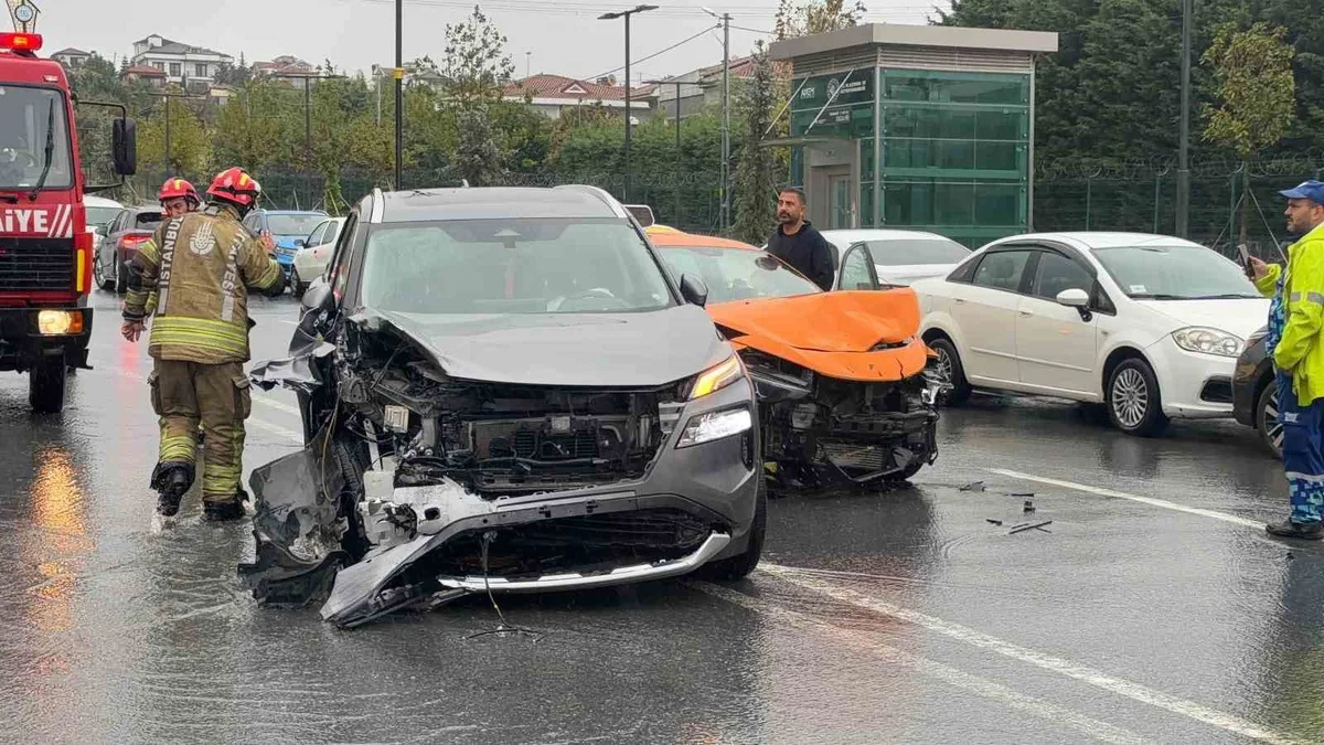 İstanbul Arnavutköy'de sağanakta 5 araç karıştı, kazada 2 kişi yaralandı