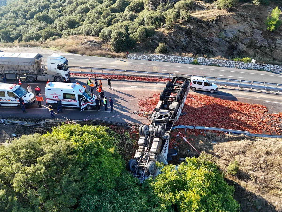 Uşak'ta domates yüklü tır devrildi, sürücüsü hayatını kaybetti