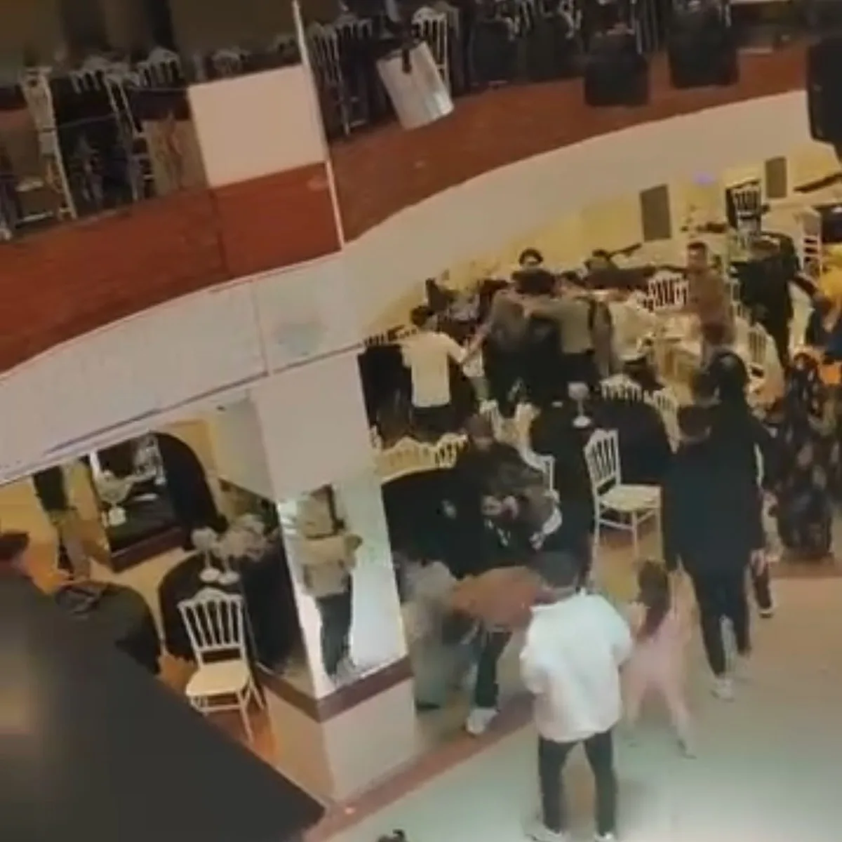 Bolu'da düğün salonu savaş alanına döndü! İddiaya göre takı yüzünden sandalyeler havada uçuştu