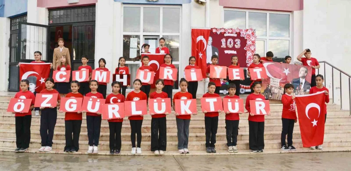 Manisa'da öğrenciler 29 Ekim Cumhuriyet Bayramı'nı gösterilerle kutladı