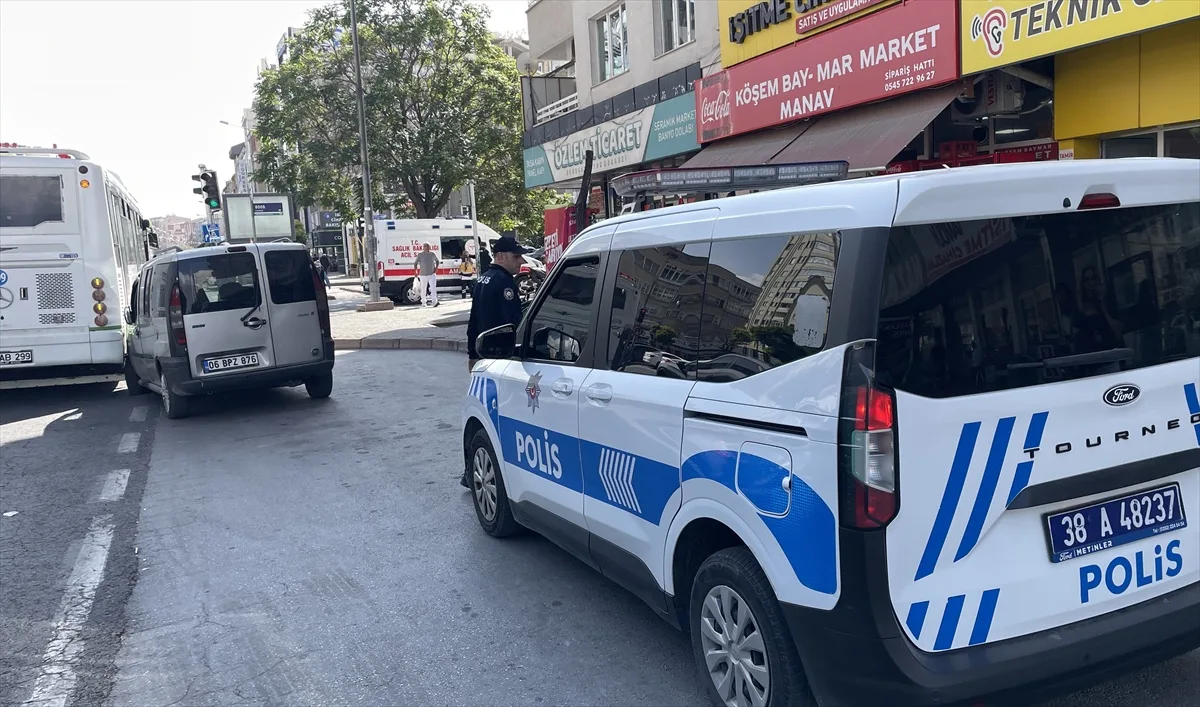 Kayseri Kocasinan'da akrabasını bıçaklayan zanlı kaçarken otobüse çarpıp yakalandı