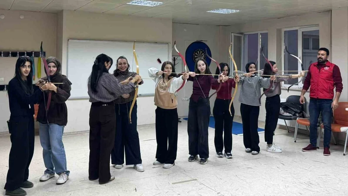 Bayburt Gençlik Merkezinde gençler okçuluk eğitiminde yay tutuşunu öğreniyor