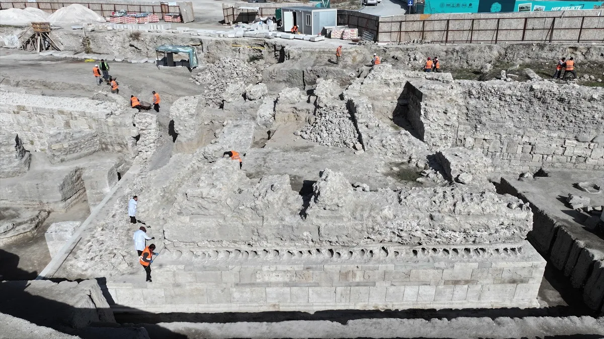 Konya'da Larende Kapısı kazısında yaklaşık 195 metrelik sur duvarı ortaya çıkarıldı