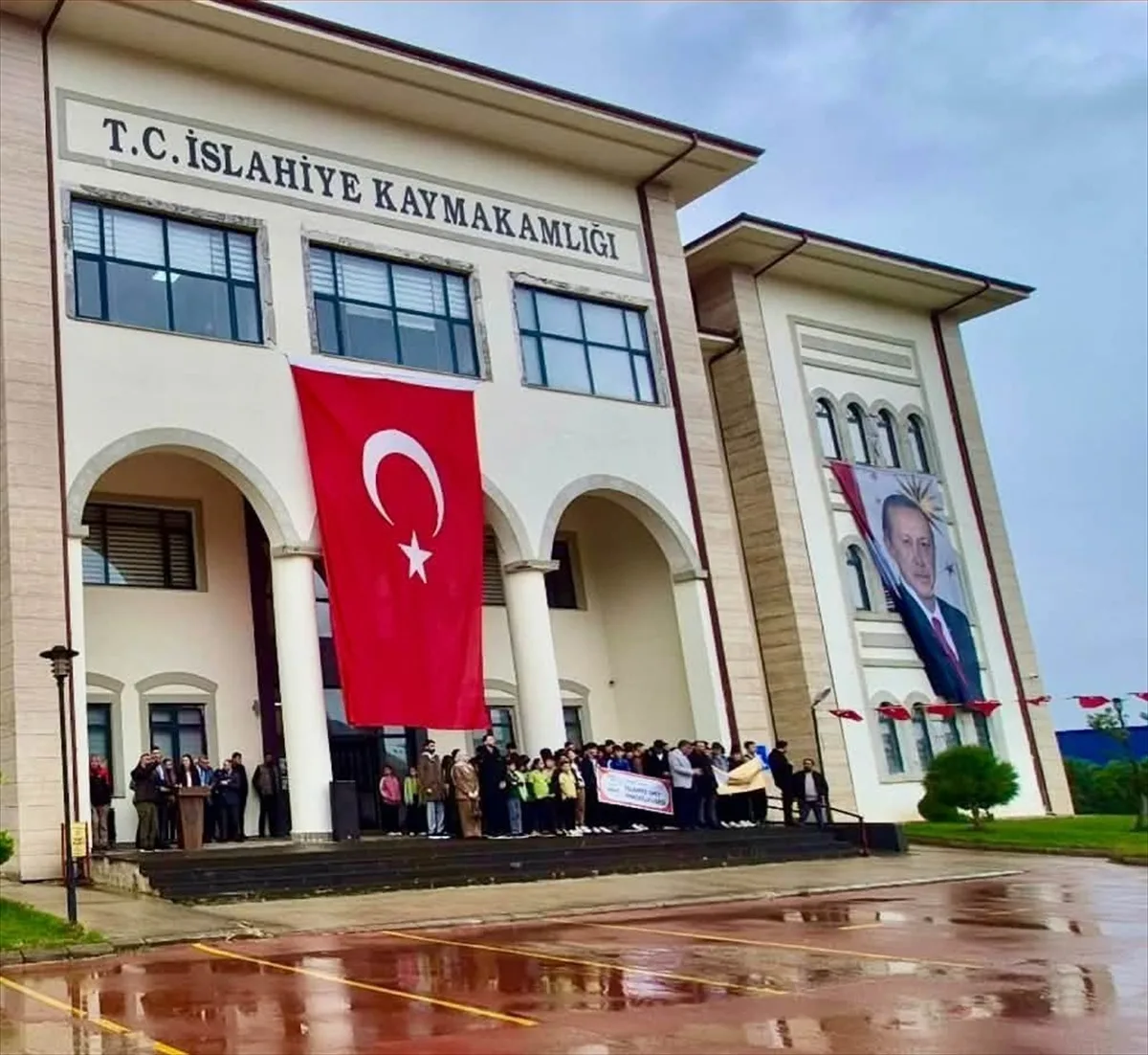 Gaziantep'te İslahiye ve Nurdağı'nda 29 Ekim Cumhuriyet Bayramı çelenkleri sunuldu