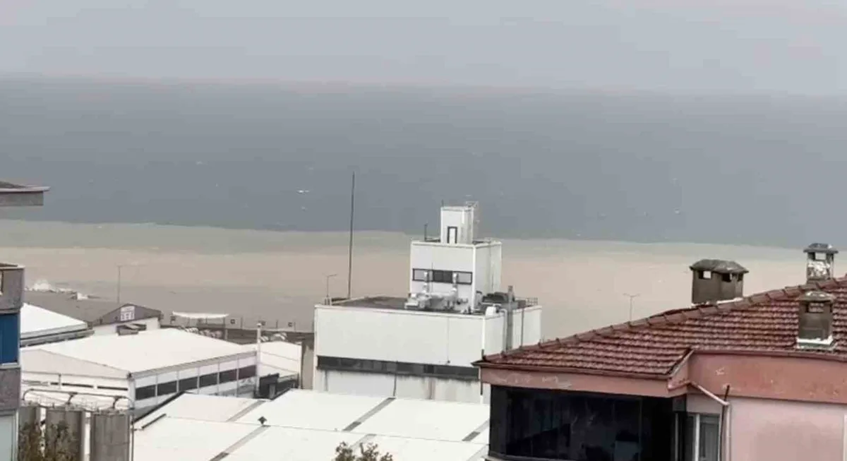 Bursa Mudanya'da fırtına ve sağanak sahilde taşları söküp denizi kahverengiye çevirdi