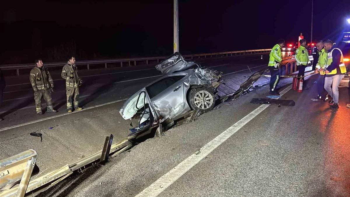 Çanakkale'de otomobil ikiye ayrıldı, araçtaki iki kişi hayatını kaybetti