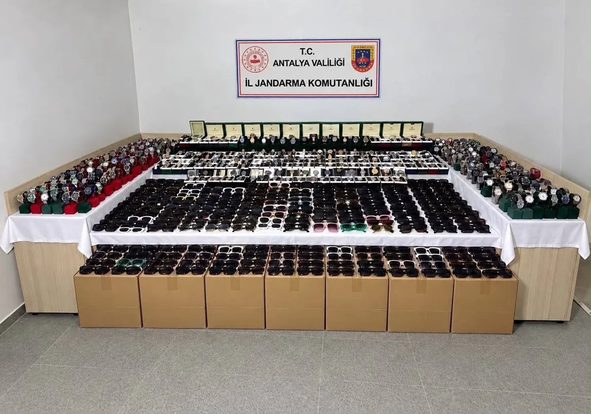 Antalya Aksu'da depoda kaçak gözlük ve saat ele geçirildi, değeri 5 milyon 250 bin TL
