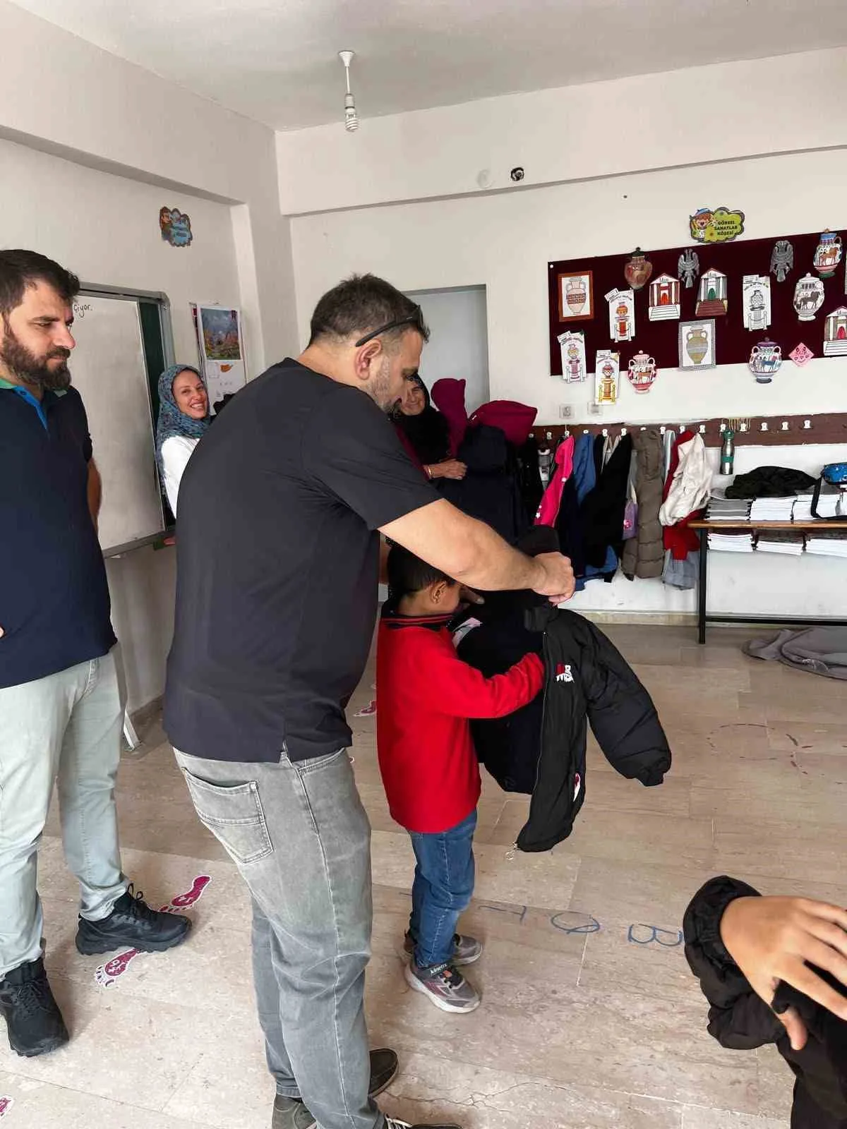 Diyarbakır'da Çermik ve Çüngüşlüler Derneği 200 öğrenciye mont ve bot dağıttı