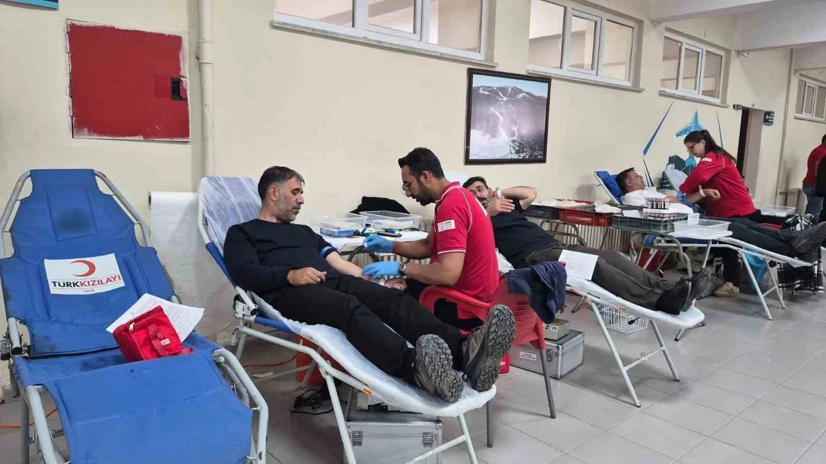 Sarıkamış MYO ve Turizm Fakültesi öğrencileri Kızılay'a kan bağışında bulundu