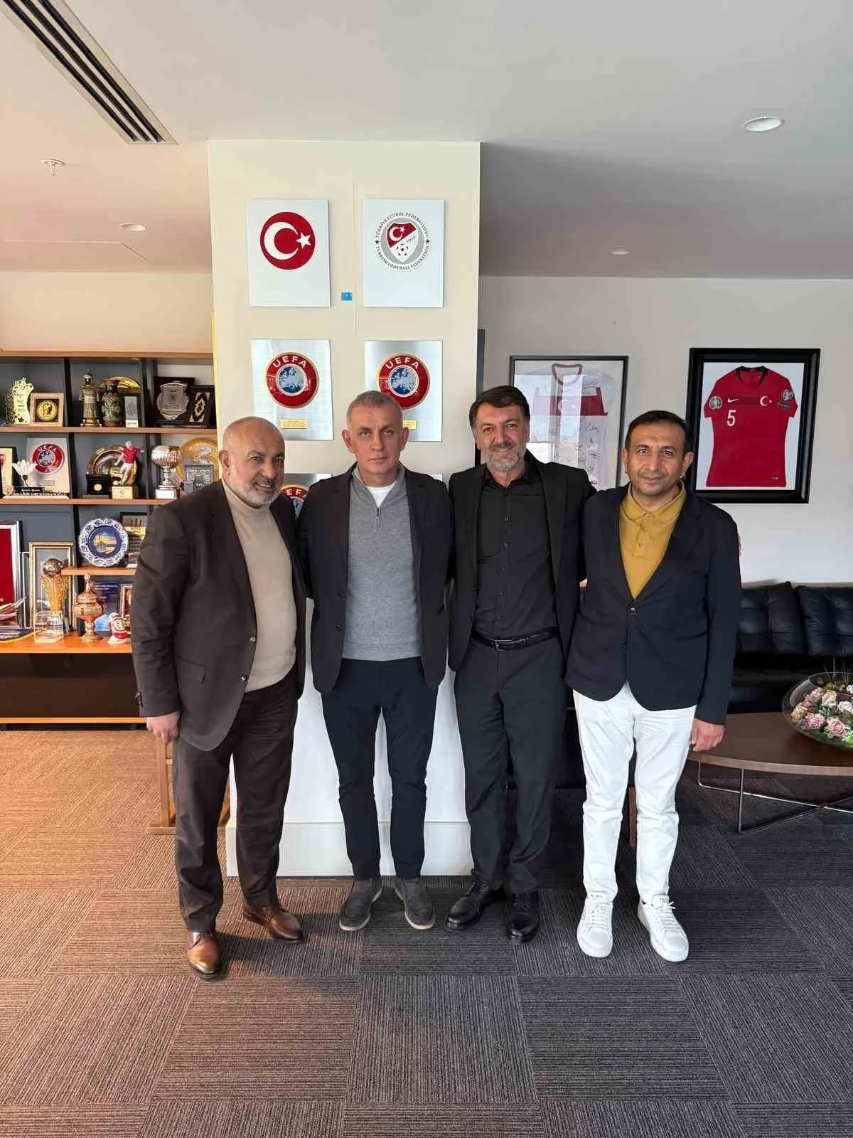 Kayserispor Başkanı Ali Çamlı ve heyeti TFF Başkanı Hacıosmanoğlu'nu ziyaret etti