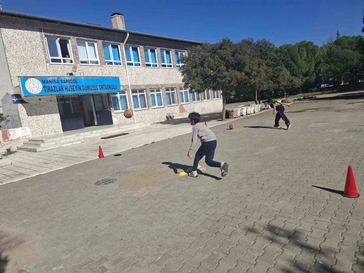 Manisa Sarıgöl'de Milli Eğitim müdürleri geleneksel çocuk oyunları etkinliğini izledi