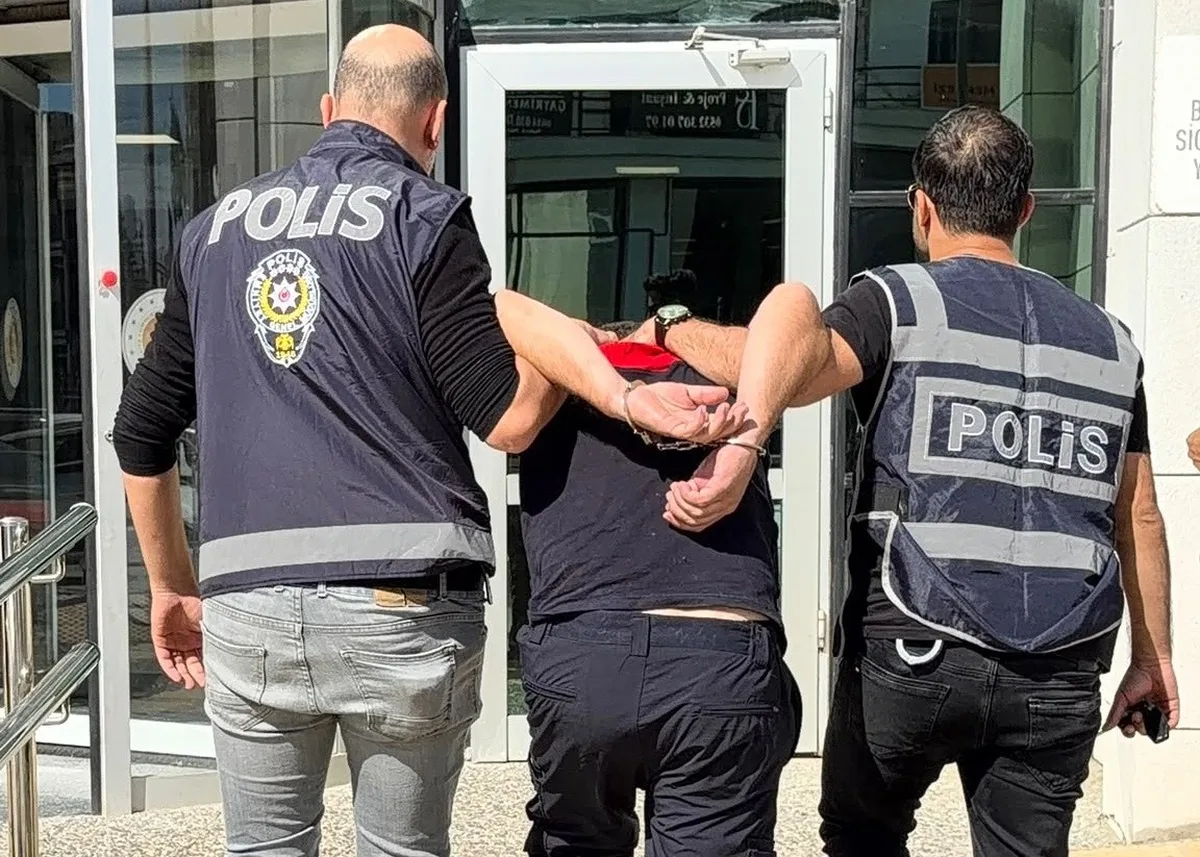 İzmir'de itfaiyeci, eski sevgilisinin evini benzinle ateşe verdiği iddiasıyla tutuklandı! Genç kadın yaşam mücadelesi veriyor