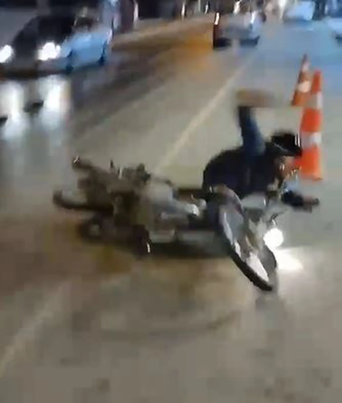Hatay Erzin'de TIR'ın döktüğü yağda kayan motosiklet devrildi