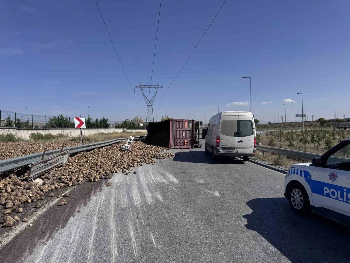 Kayseri'de pancar yüklü tır devrildi, sürücü yaralandı ve yola pancar saçıldı