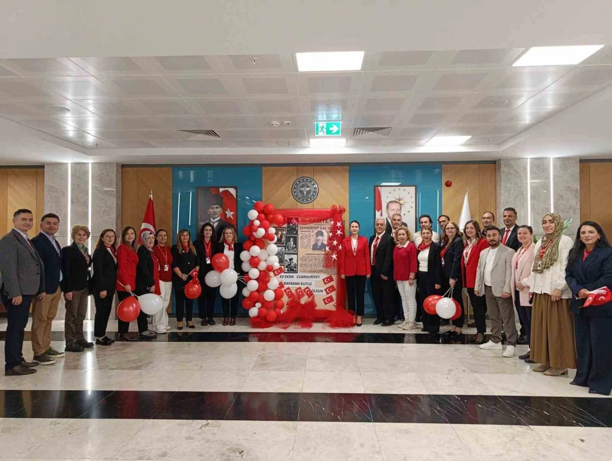 Aydın Şehir Hastanesi'nde çocuk hastalara bayrak ve balonla bayram sevinci yaşatıldı