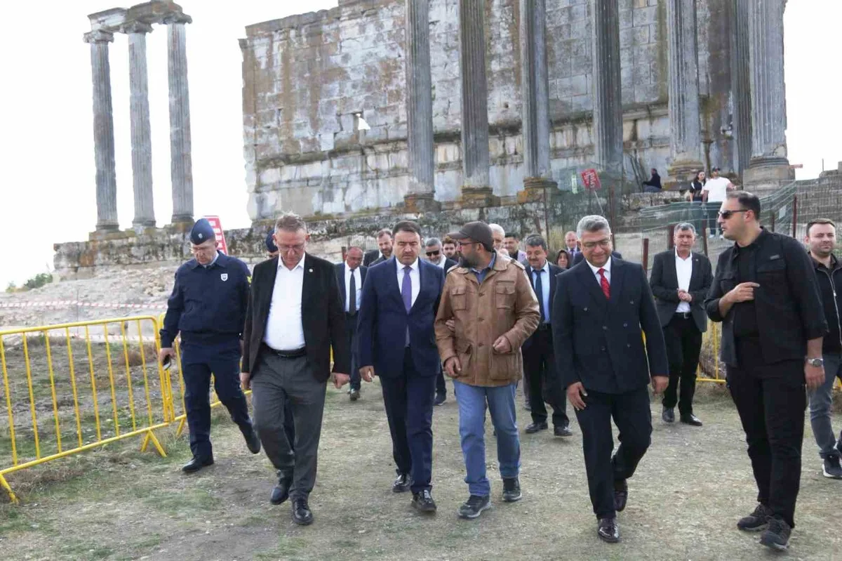 Kütahya Valisi Işın, Aizanoi’deki kazı alanını milletvekilleriyle gezdi