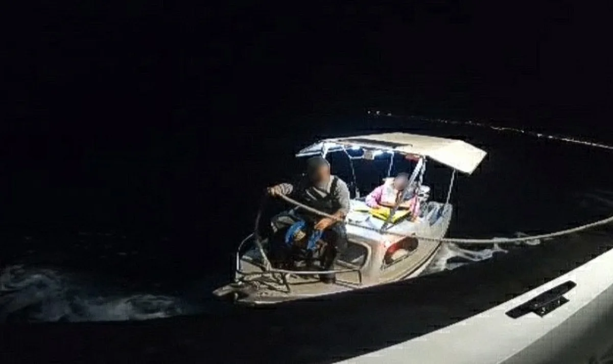 Aydın Didim'de motoru arızalanan teknedeki 2 kişiyi Sahil Güvenlik kurtardı