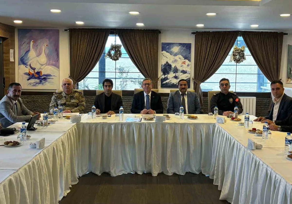 Kars Valisi Ziya Polat, Sarıkamış'ın 2026-2027 sezonu hazırlıklarını görüştü.