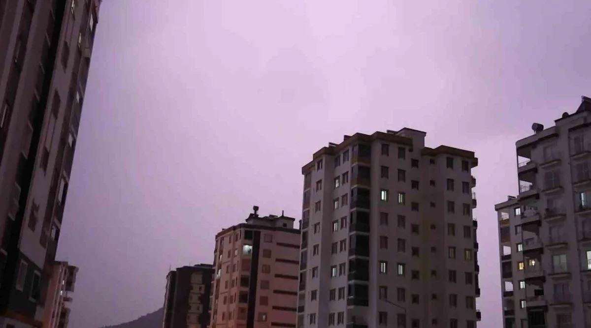 Adana Kozan'da şimşekler geceyi gündüze çevirdi, MGM sel ve yıldırım için uyardı