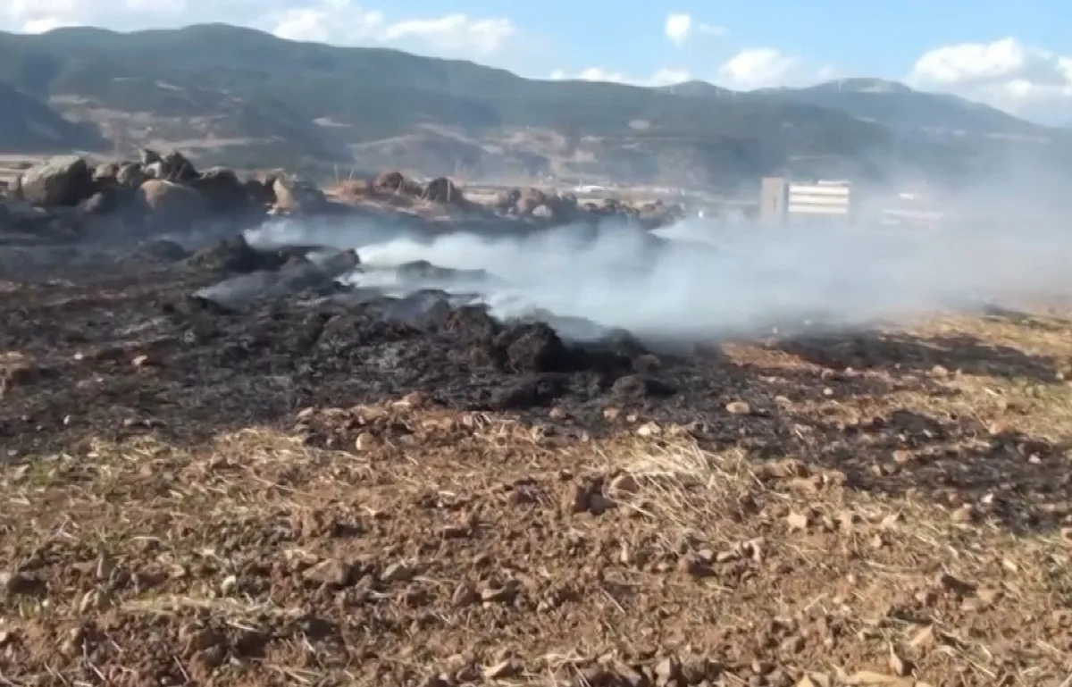 Gaziantep İslahiye'de hastane yakınındaki anız yangını traktörlerle söndürüldü