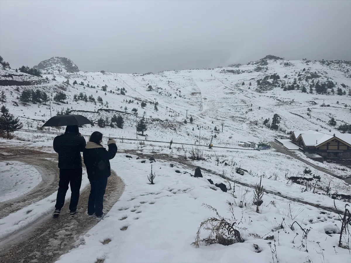 Bolu'nun yüksek kesimlerinde aralıklarla süren kar 5 santimetreye ulaştı