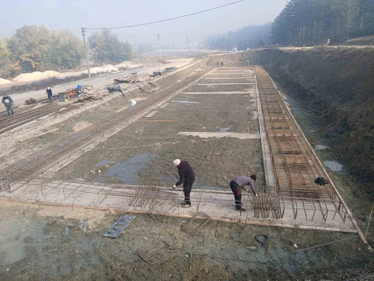 Bolu İl Özel İdaresi Mudurnu'da 7,2 kilometrelik asfalt çalışmasını sürdürüyor