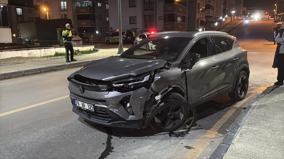 Karabük'te iki otomobil çarpıştı, Kanyon Köprü mevkisinde 2 sürücü yaralandı