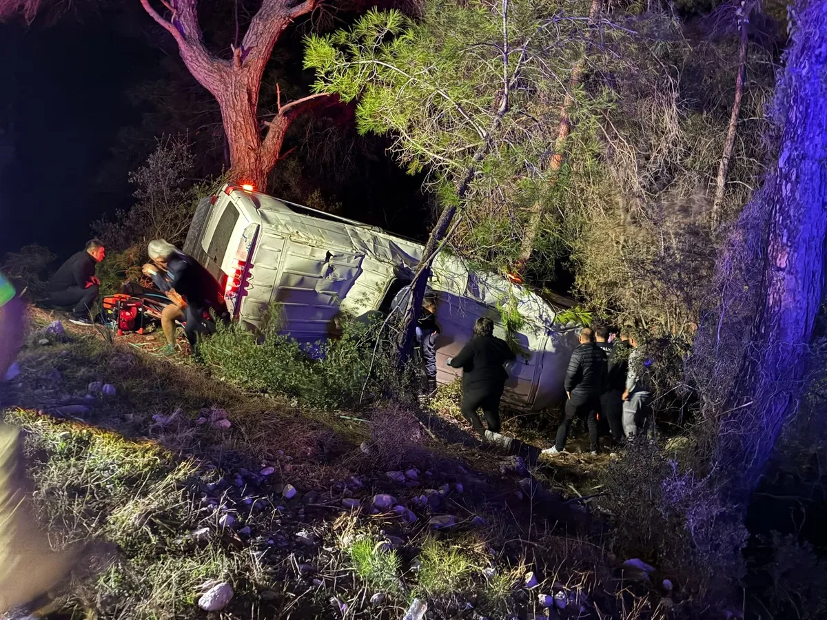 Antalya Kumluca'da tur minibüsü şarampole devrildi, 15 kişi yaralandı