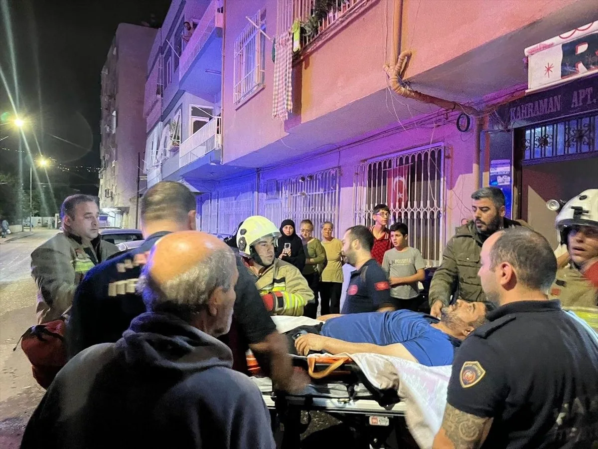 Hatay İskenderun'da yangında mahsur kalan 3 kişi dumandan etkilenip hastaneye kaldırıldı